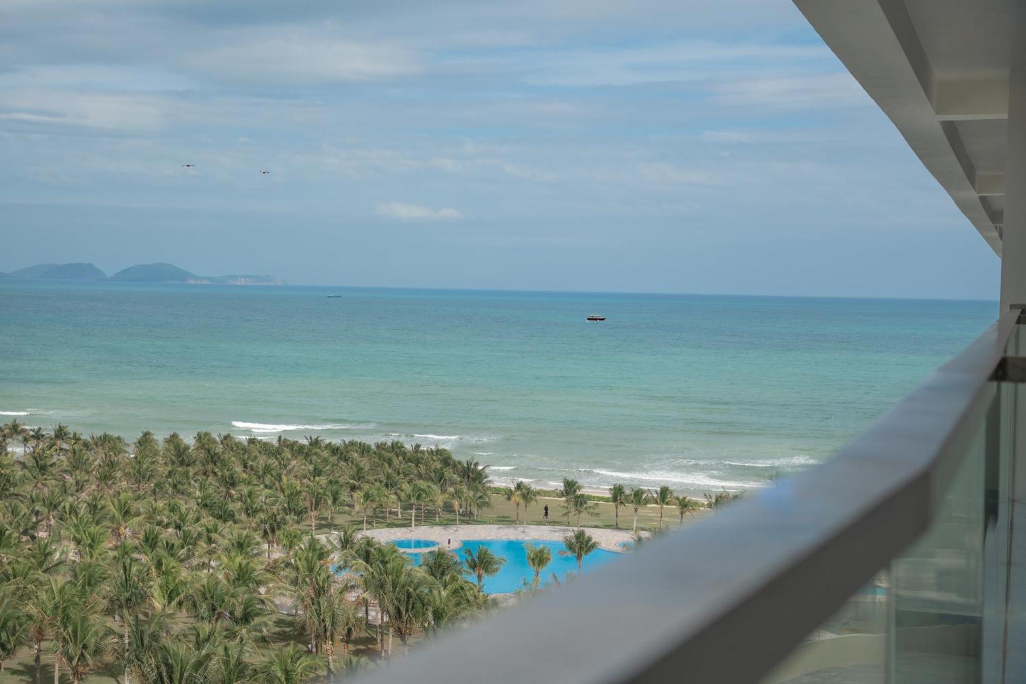 Aquamarine Beachfront Resort & Spa Cam Ranh Esterno foto