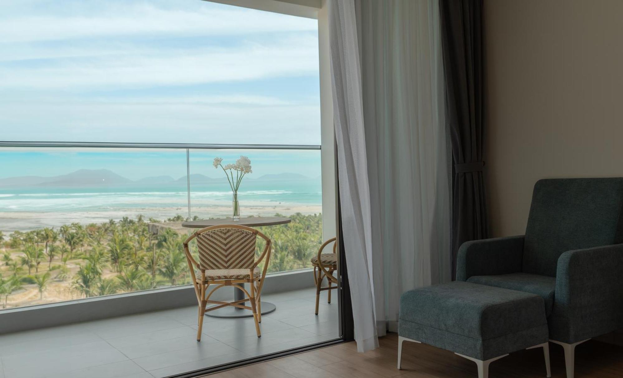 Aquamarine Beachfront Resort & Spa Cam Ranh Esterno foto
